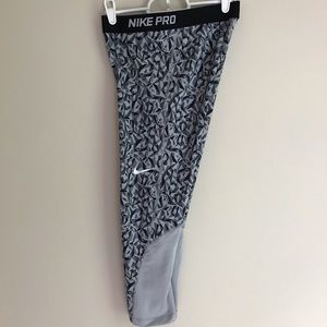 Nike Pro Geometric Patterned Cropped Leggings